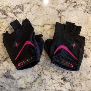 Body geometry women’s cycling gloves